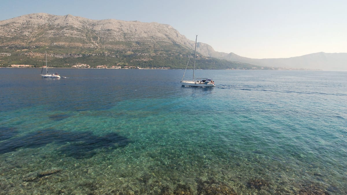 Klares, türkisblaues Wasser der Adria vor der Insel Korčula an einem sonnigen Tag