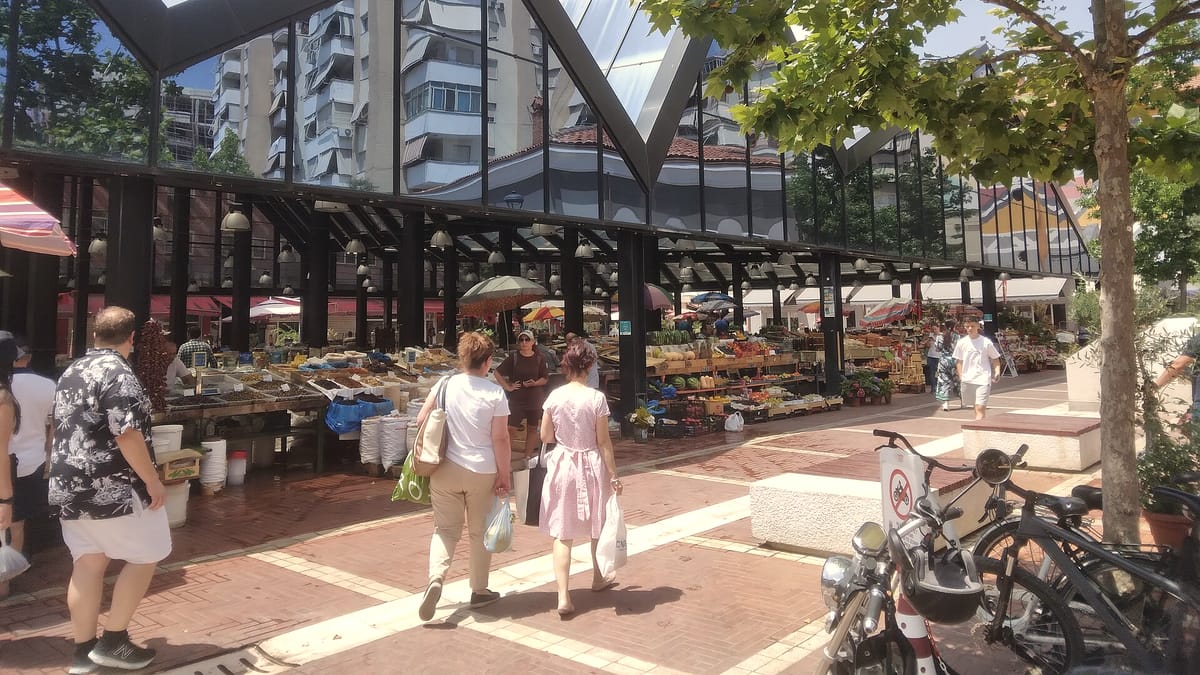 Marktstände mit Spezialitäten auf dem Neuen Basar (Pazari i Ri) in Tirana