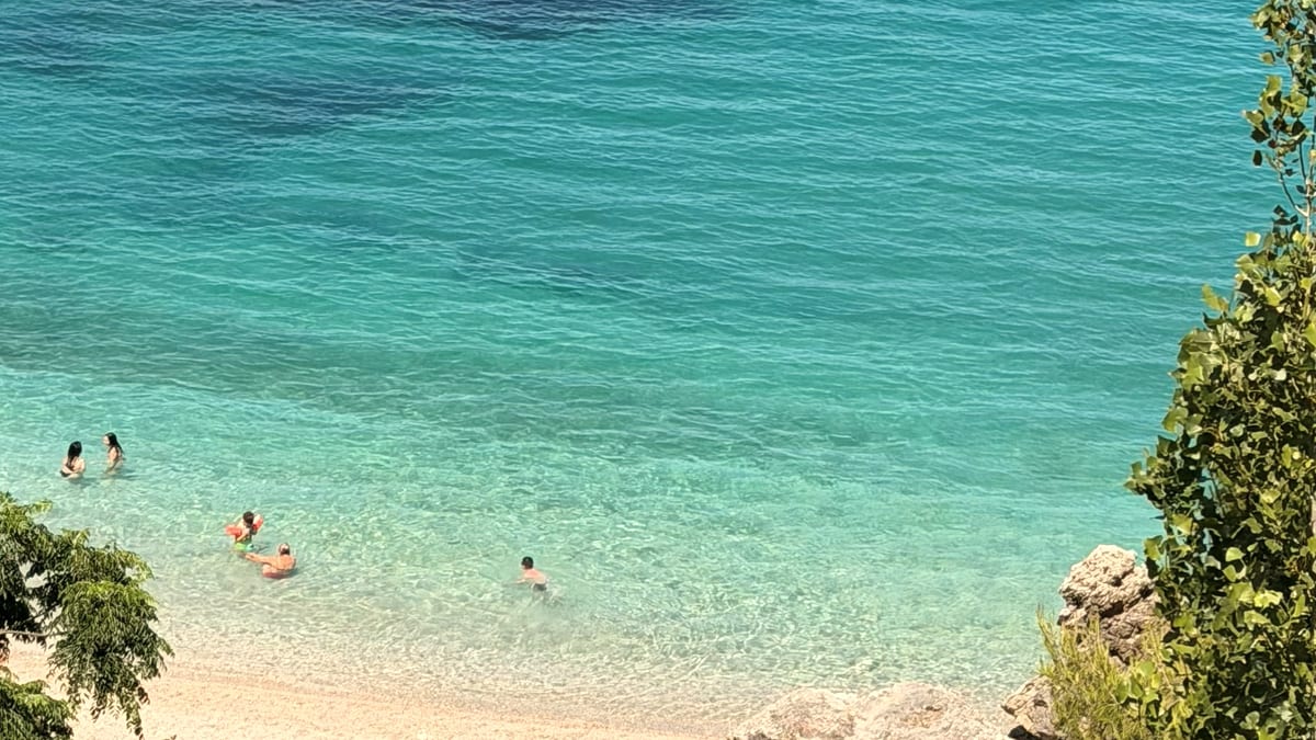Kristallklares türkisfarbenes Wasser an einem Strand der albanischen Riviera bei Vlora