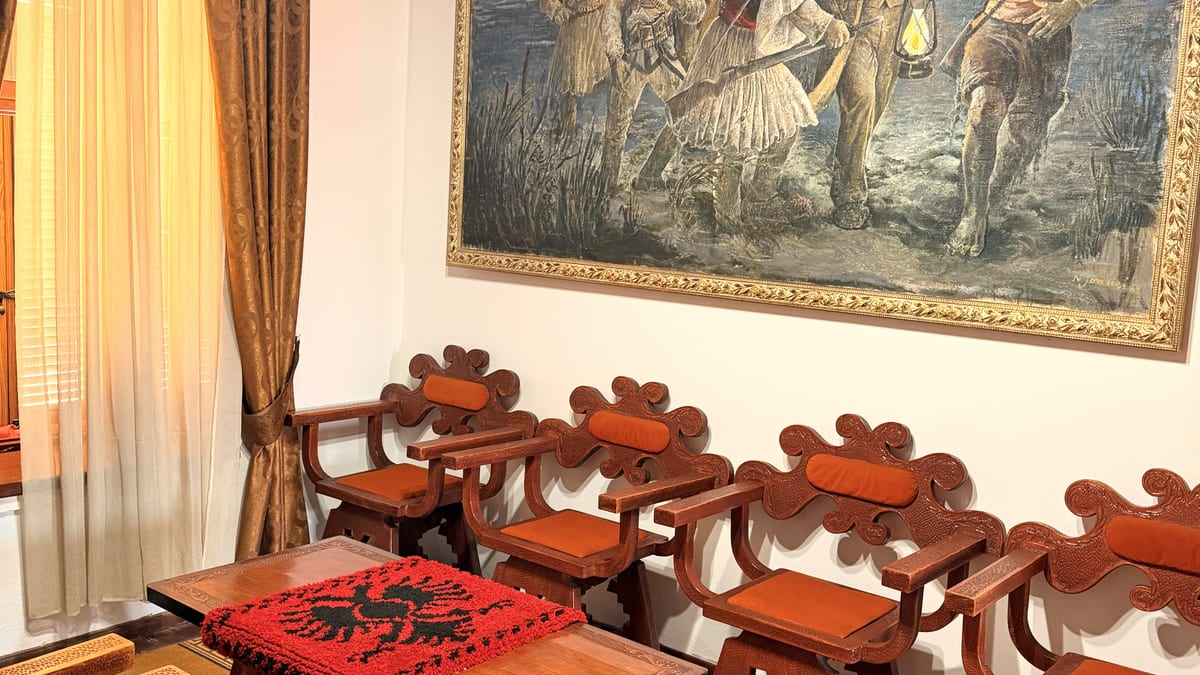 Innenraum des Unabhängigkeitsmuseums mit historischem Gemälde und Adler-Stühlen