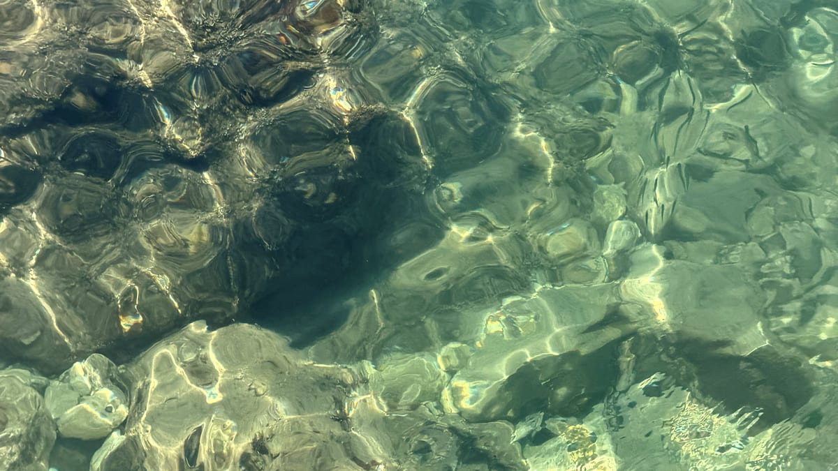 Kristallklares türkisfarbenes Wasser an einem Strand bei Vlora