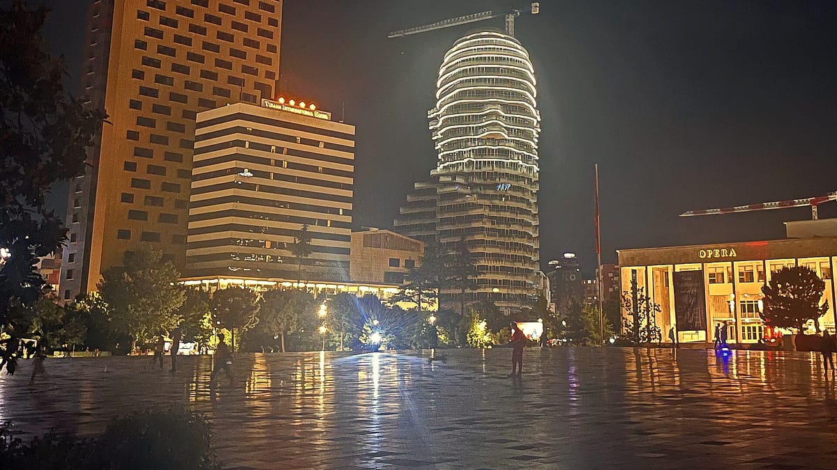 Der beleuchtete Skanderbeg-Platz in Tirana bei Nacht