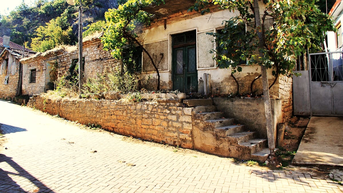 Altes Steinhaus mit wildem Weinlaub im Dorf Lin, Albanien